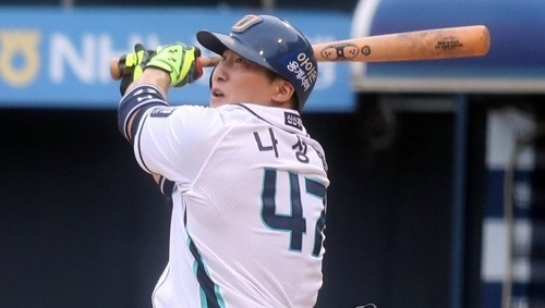 In this file photo taken on July 9, 2017, Na Sung-bum of the NC Dinos hits an RBI single against the Doosan Bears in the teams' Korea Baseball Organization game at Masan Stadium in Changwon, South Gyeongsang Province. (Yonhap)