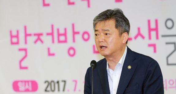 Vice Minister of Trade, Industry and Energy Lee In-ho in a press briefing (Yonhap)