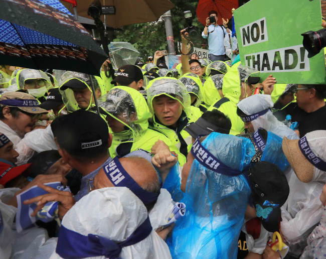 THAAD protestors clash with local police at Seongju, North Gyeongsang Province, where THAAD battery is deployed. Yonhap