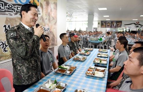 Defense Minister Song Young-moo speaks to new soldiers at the training camp of the Army`s 28th Division in Paju, Gyeonggi Province, on Aug. 5, 2017, in this photo provided by his ministry. (Yonhap)