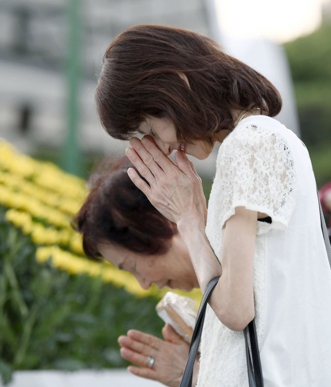Japanese gather on Sunday to remember the victims of A-bomb 72 years ago in Hiroshima. (Yonhap)