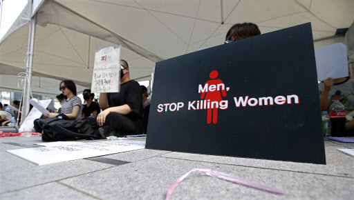 A placard “Men, stop killing women” is put on the pavement during a rally against misogynic crimes near exit 10 of Gangnam station in southern Seoul, Saturday. (Yonhap)