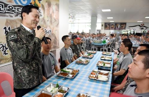 Defense Minister Song Young-moo speaks to new soldiers at the training camp of the Army's 28th Division in Paju, Gyeonggi Province, in this undated file photo provided by his ministry. (Yonhap)