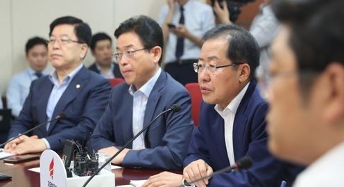 Hong Joon-pyo, the leader of the main opposition Liberty Korea Party, speaks during a meeting with senior party members at the party headquarters in Seoul on Aug. 7, 2017. (Yonhap)