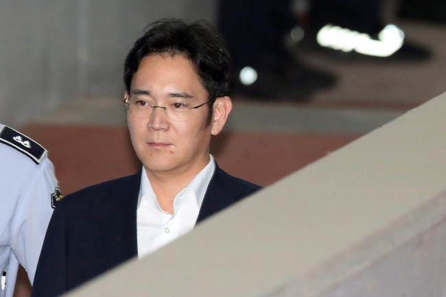 Lee Jae-yong, vice chairman of Samsung Electronics Co., enters the courthouse in Seoul on Aug. 7, 2017, for his trial over bribery and other charges in connection with former President Park Geun-hye. (Yonhap)