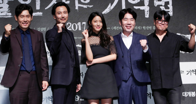 From left: Sol Kyung-gu, Kim Nam-gil, Seolhyun, Oh Dal-soo and director Won Shin-yun pose for a photo at a press conference in Apgujeong-dong, Seoul, Tuesday. (Yonhap)