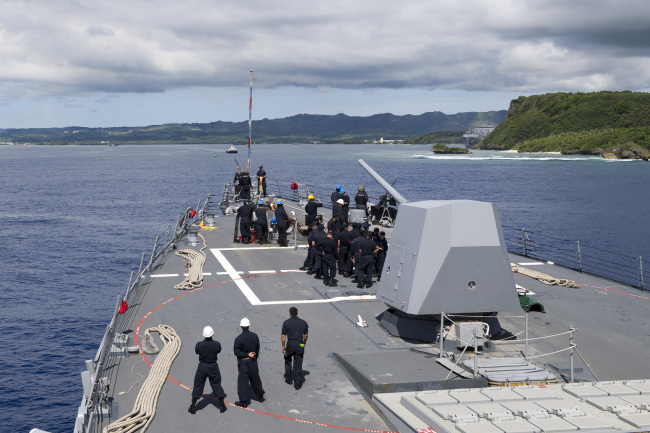 In this image obtained from the US Department of Defense, US sailors aboard Arleigh Burke-class guided-missile destroyer USS Sterett prepare to moor at Naval Base Guam for a scheduled port visit on Aug.4, 2017. (AFP-Yonhap)