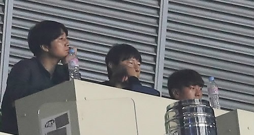 South Korea national football coach Shin Tae-yong (C) watches the Korea Football Association Cup quarterfinal match between Suwon Samsung Bluewings and Gwangju FC at Suwon World Cup Stadium in Suwon, south of Seoul, on Aug. 9, 2017. (Yonhap)