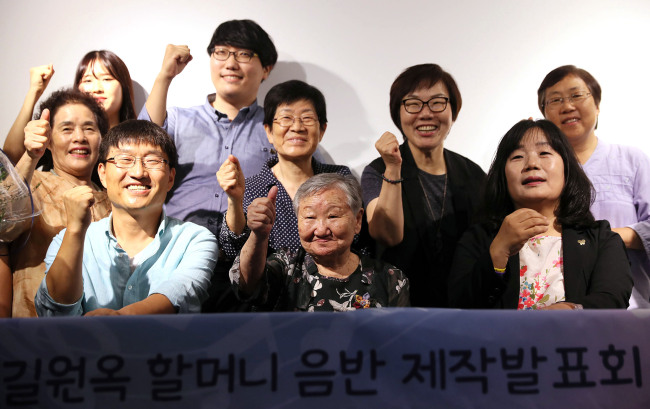 Former “comfort women” Gil Won-ok (center) smiles at a press conference for her new EP at War & Women’s Human Rights Museum in Mapo-gu on Thursday. (Yonhap)
