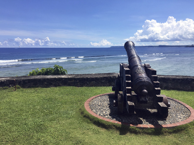 A replica of canons from the Spanish occupation in the 19th century is seen in Hagatna, Guam, Friday. (AP-Yonhap)