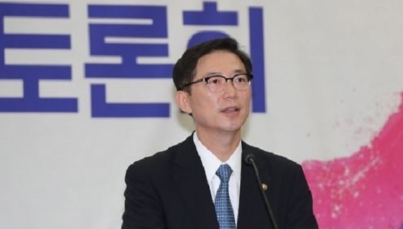 This file photo taken on June 14, 2017, shows Vice Unification Minister Chun Hae-sung speaking at a forum. (Yonhap)