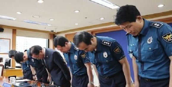 Minister of Interior and Safety Kim Boo-kyum (3rd from L) and top police officials bow in the National Police Agency headquarters in Seoul, on Aug, 13, 2017, in apology over the verbal spat between police chief and a ranking policeman about a Facebook posting. (Yonhap)