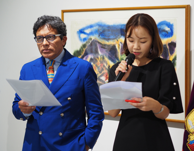 Ecuadorian artist Miguel Betancourt (left) speaks at the opening ceremony of exhibition “Ecuador Through My Dreams” at the Superior Gallery in Seoul on Thursday. (Joel Lee/The Korea Herald)