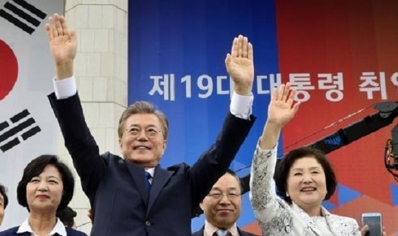 President Moon Jae-in (second from L) and his wife Kim Jung-sook (R) wave to the people following Moon`s inauguration ceremony held at the National Assembly in Seoul on May 10, 2017. (Yonhap)