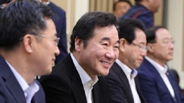 Prime Minister Lee Nak-yeon (C). (Yonhap)