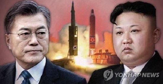 South Korean President Moon Jae-in (L) and his North Korean counterpart Kim Jong-un (Yonhap)