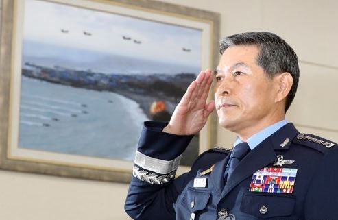 Gen. Jeong Kyeong-doo, chairman of the Joint Chiefs of Staff, salutes during his confirmation hearing at the National Assembly on Aug. 18, 2017. (Yonhap)