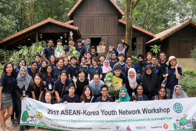 Students post for a photo at Wawasan Park, Putrajaya, Malaysia, on July 11. (Ock Hyun-ju/The Korea Herald)