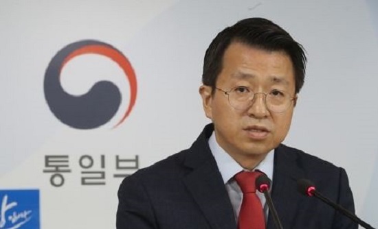 This photo taken on Aug. 21, 2017, shows Baik Tae-hyun, spokesman at South Korea`s unification ministry, speaking at a press briefing. (Yonhap)