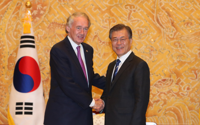 Senator Edward Markey (left), shakes hands with South Korean President Moon Jae-in at Cheong Wa Dae on Monday. (Yonhap)
