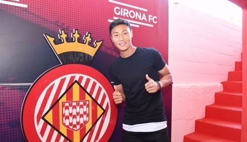 This captured photo from Girona FC`s official website shows South Korean midfielder Paik Seung-ho posing for a photo in front of the Girona FC emblem. (Yonhap)