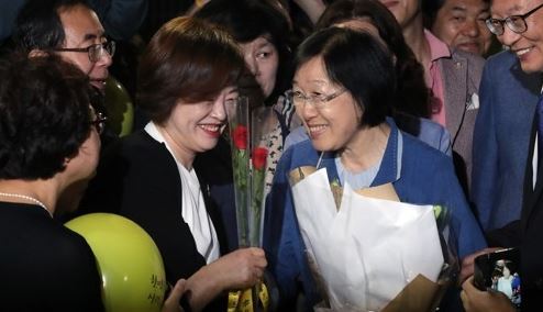Former Prime Minister Han Myeong-sook (R) is greeted by supporters after her release from prison on Aug. 23, 2017. (Yonhap)