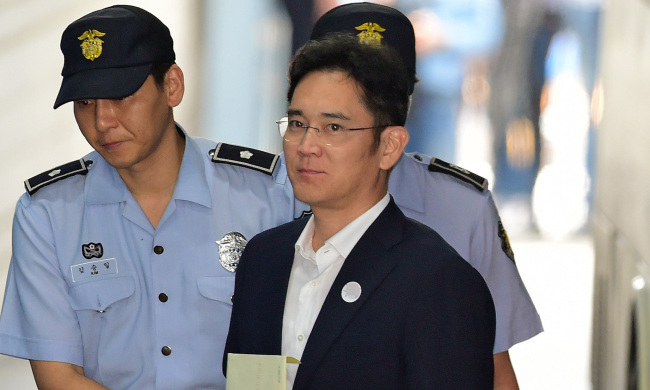 Samsung Electronics Vice Chairman Lee Jae-yong enters the Seoul Central District Court in Seocho-gu, Seoul, to hear his verdict Friday. (Yonhap)