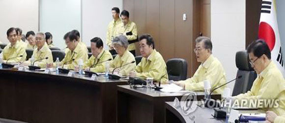 This photo provided by South Korea`s presidential office Cheong Wa Dae on Aug. 21, 2017 shows President Moon Jae-in (2nd from R) hosting a meeting of the national security council on the first day of joint military drills between Seoul and Washington. (Yonhap)