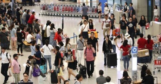 Holidaymakers pack the departure lounge of Incheon International Airport, west of Seoul, on Aug. 11, 2017, at the end of the summer vacation season. (Yonhap)