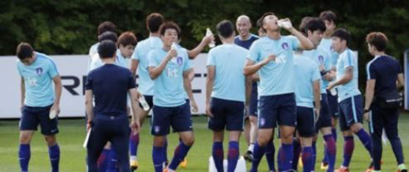 South Korea`s national football team players drink water during training at the National Football Center in Paju, north of Seoul, on Aug. 25, 2017. (Yonhap)