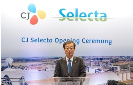 In this photo provided by CJ Cheiljedang Corp., South Korea`s leading maker of processed foods, its CEO Kim Chul-ha speaks during the opening ceremony of CJ Selecta in Goiania, Brazil, on Aug. 25, 2017. (Yonhap)