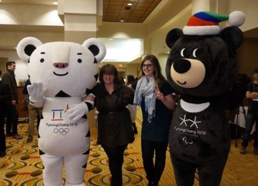 This April 2017 file photo shows Canadian women posing for a photo with the mascots of the 2018 PyeongChang Winter Olympics -- Soohorang (L), a white tiger, and Bandabi, an Asiatic black bear -- during an event at a Toronto hotel to whip up interest for South Korea`s first Winter Games that will be held in the host city of PyeongChang, some 180 kilometers east of Seoul. (Yonhap)