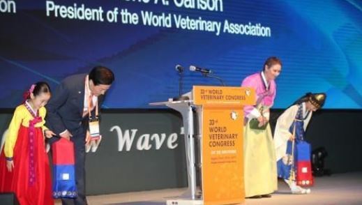 Kim Ok-kyung (2nd from L), chief of the Korean Veterinary Medical Association, bows during the opening ceremony of the 33rd World Veterinary Congress in Incheon, west of Seoul, on Aug. 28, 2017 (Yonhap)