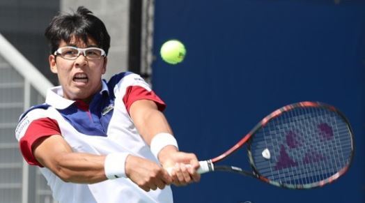 In this EPA photo, Chung Hyeon of South Korea returns a shot against Horacio Zeballos during their first round match at the US Open at the Billie Jean King National Tennis Center in New York on Aug. 28, 2017. (Yonhap)