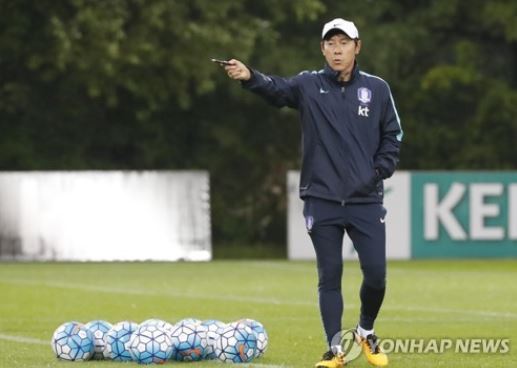 South Korea`s national football team head coach Shin Tae-yong directs his players at the National Football Center in Paju, north of Seoul, on Aug. 28, 2017, three days ahead of their World Cup qualifying match against Iran. (Yonhap)
