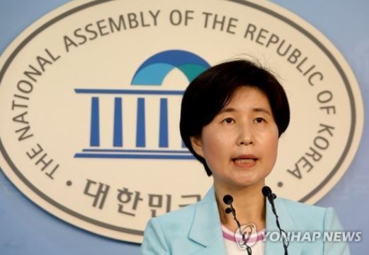 This photo, taken on Aug. 13, 2017, shows Back Hye-ryun, the spokeswoman for the ruling Democratic Party, speaking during a press conference at the National Assembly in Seoul. (Yonhap)