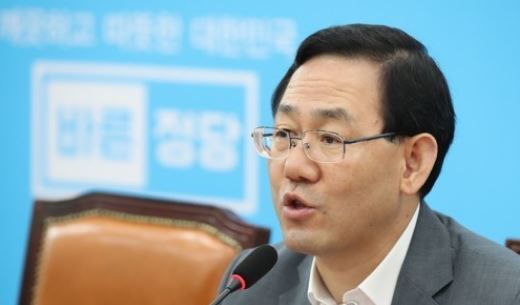 Joo Ho-young, the floor leader of the minor opposition Bareun Party, speaks during a party meeting at the National Assembly in Seoul on Aug. 29, 2017. (Yonhap)