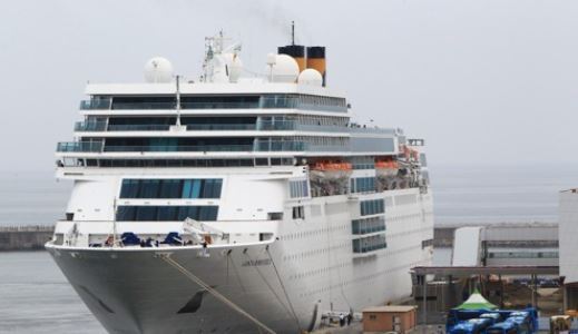 A cruise ship carrying Japanese passengers is docked at Sokcho Port, east of Seoul, on May 31, 2017. (Yonhap)