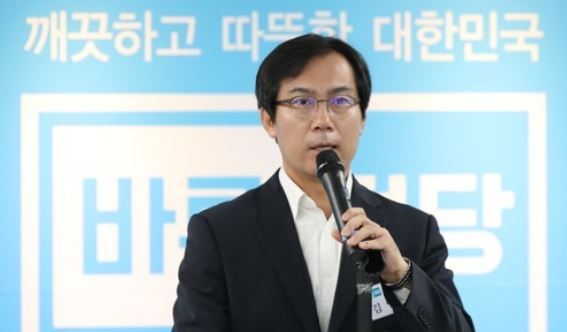This photo, taken on Aug. 2, 2017, shows Rep. Kim Young-woo of the minor opposition Bareun Party speaking during a party meeting at the party headquarters in Seoul. (Yonhap)