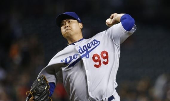 In this Associated Press photo, Ryu Hyun-jin of the Los Angeles Dodgers throws a pitch against the Arizona Diamondbacks at Chase Field in Phoenix on Aug. 30, 2017. (Yonhap)