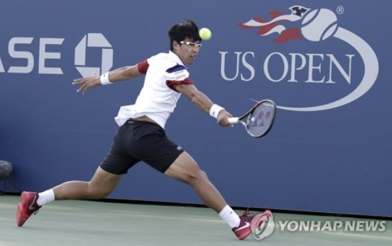 In this EPA photo, Chung Hyeon of South Korea hits a return to John Isner of the United States during their second round men`s singles match at the US Open at Billie Jean King National Tennis Center in New York on Aug. 30, 2017. (Yonhap)