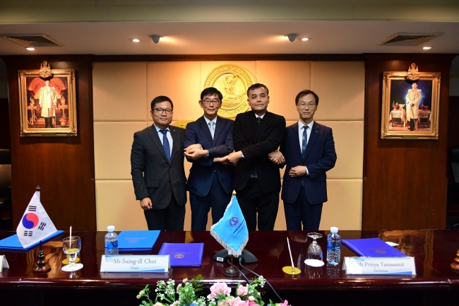 Officials from Daewoo E&C, the Korea Environmental Industry & Technology Institute, Center for Eco-Smart Waterworks System and Metropolitan Waterworks Authority sign a memorandum on waterworks system development at the MWA Office in Bangkok on Tuesday. (Daewoo E&C)