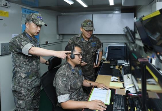 Gen. Lee Wang-keun (L), South Korea`s Air Force chief of staff, inspects the operation of an early warning system against ballistic missile attacks at a local air defense unit on Aug. 31, 2017, in this photo provided by the Air Force. (Yonhap)