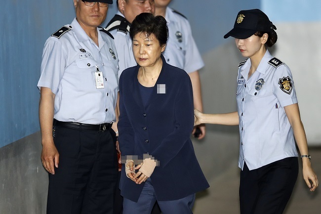 Former President Park Geun-hye, who is now in jail over corruption charges, is taken to the Seoul Central District Court on May 30, 2017. (Yonhap)