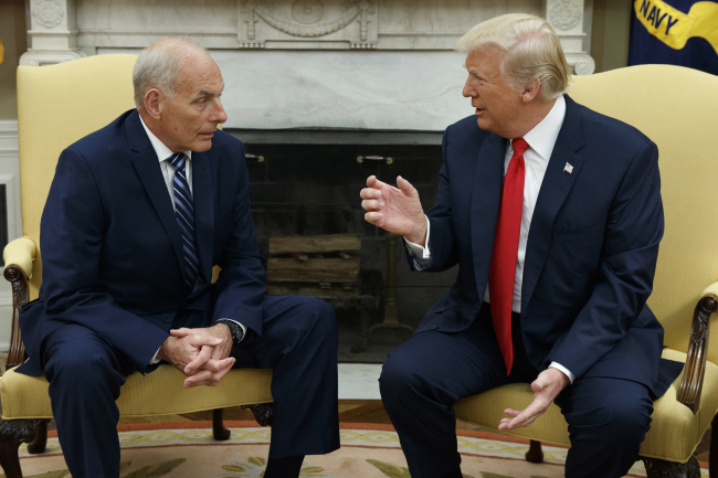In this July 31, 2017 photo, President Donald Trump talks with new White House Chief of Staff John Kelly. (AP-Yonhap)