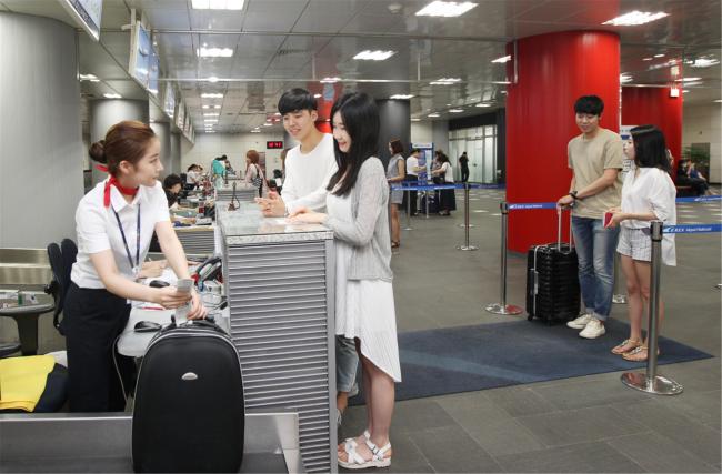 Passengers use the AREX early check-in service at Seoul Station in central Seoul. (Incheon Airport Railroad)