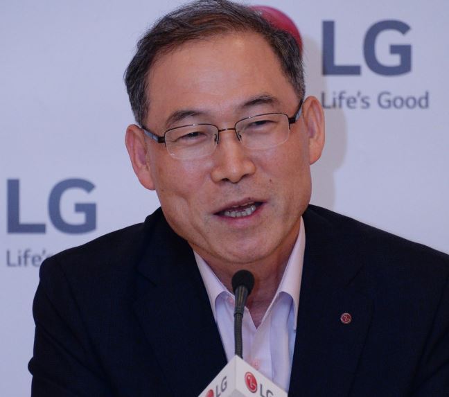 Song Dae-hyun, presdient of home applaince and air solution company of LG Electronics, speaks during a press conference at a hotel in Berlin on Saturday. (LG Electronics)