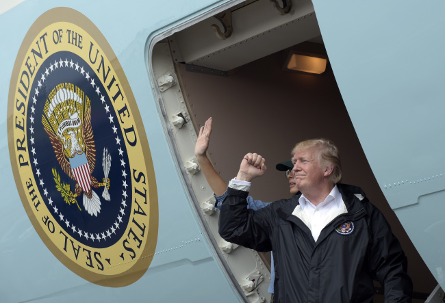 US President Donald Trump waves at the crowd upon leaving hurricane-hit Houston on Saturday. (Yonhap)
