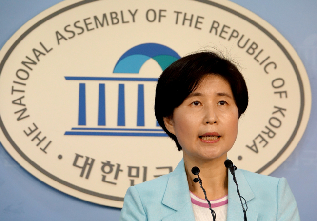 Back Hye-ryun, the spokeswoman of the ruling Democratic Party, speaks during a press conference at the National Assembly in Seoul in August. (Yonhap)