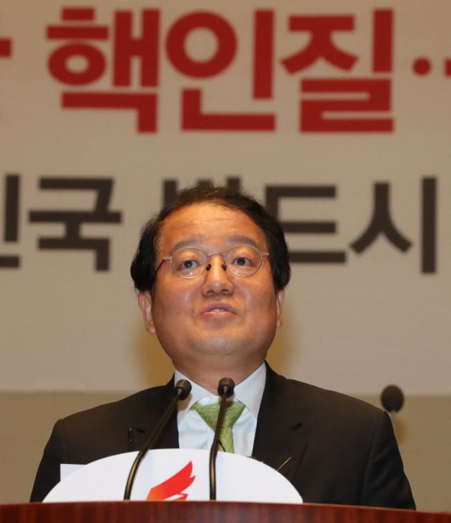 Professor Nam Seong-wook is speaking at the Liberty Korea Party general meeting Wednesday. (Yonhap)